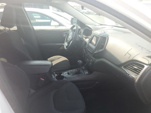 Used 2019 Jeep Cherokee Latitude w/ Popular Appearance Group AWD/4WD image 11