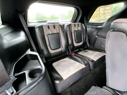 Used 2017 Ford Explorer XLT w/ Equipment Group 202A FWD image 27