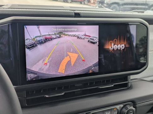 Used 2025 Jeep Wrangler Unlimited Sahara w/ Safety Group AWD/4WD image 18