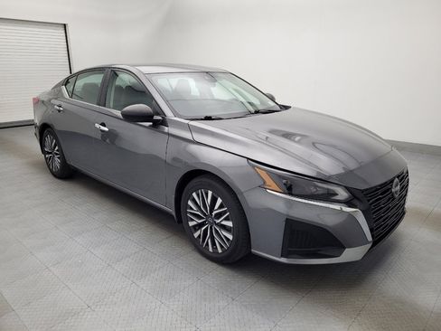 Used 2024 Nissan Altima 2.5 SV image 11