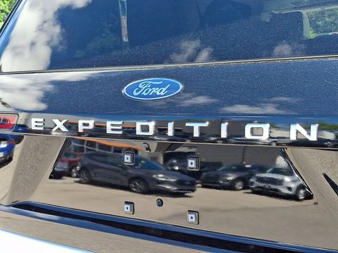 Certified 2025 Ford Expedition Platinum w/ Driver's Package AWD/4WD image 33
