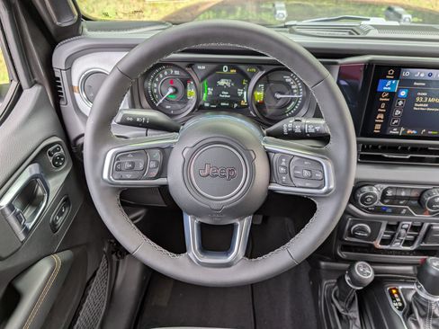 Used 2025 Jeep Wrangler Unlimited Sahara w/ Safety Group AWD/4WD image 23