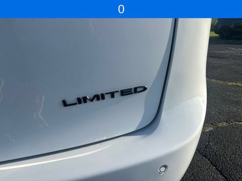 Used 2025 Chrysler Pacifica Limited FWD image 36