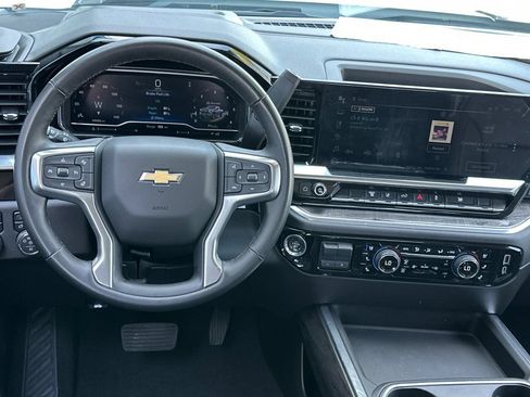Used 2025 Chevrolet Silverado 2500 LTZ w/ LTZ Convenience Package AWD/4WD image 18