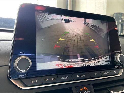 Used 2025 Nissan Altima 2.5 SV FWD image 12