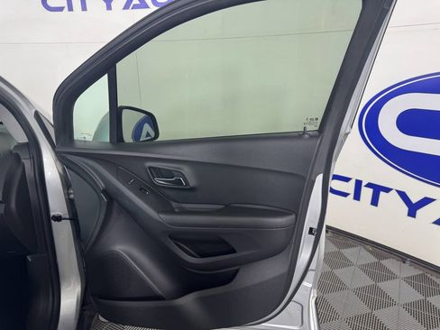 Used 2018 Chevrolet Trax LS image 35