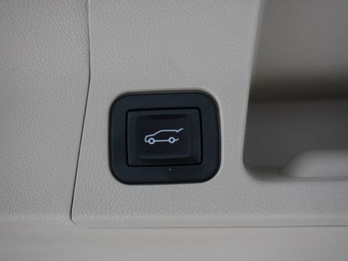 Used 2017 GMC Acadia Denali w/ Technology Package FWD image 29