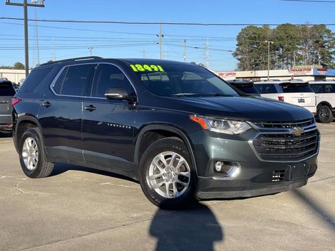Used 2020 Chevrolet Traverse LT image 1