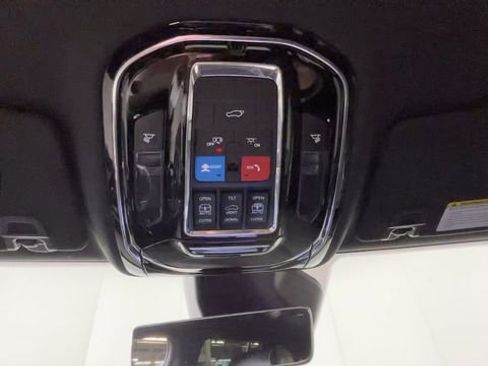 Used 2023 Jeep Grand Cherokee Overland w/ Luxury Tech Group IV AWD/4WD image 32