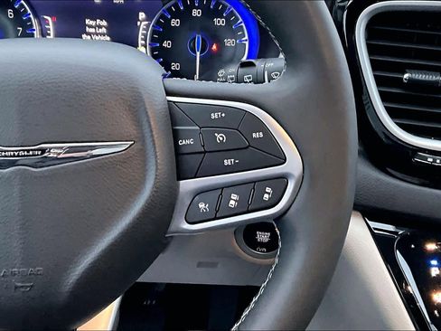 Used 2024 Chrysler Pacifica Touring-L image 26