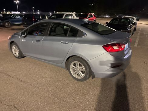 Used 2018 Chevrolet Cruze LT w/ Convenience Package image 4