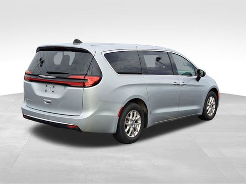 Used 2023 Chrysler Pacifica Touring-L FWD image 4