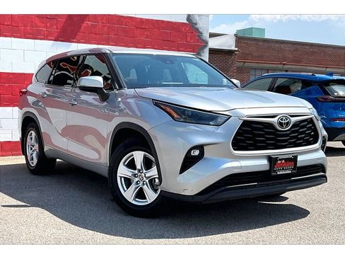 Used 2022 Toyota Highlander LE AWD/4WD image 12