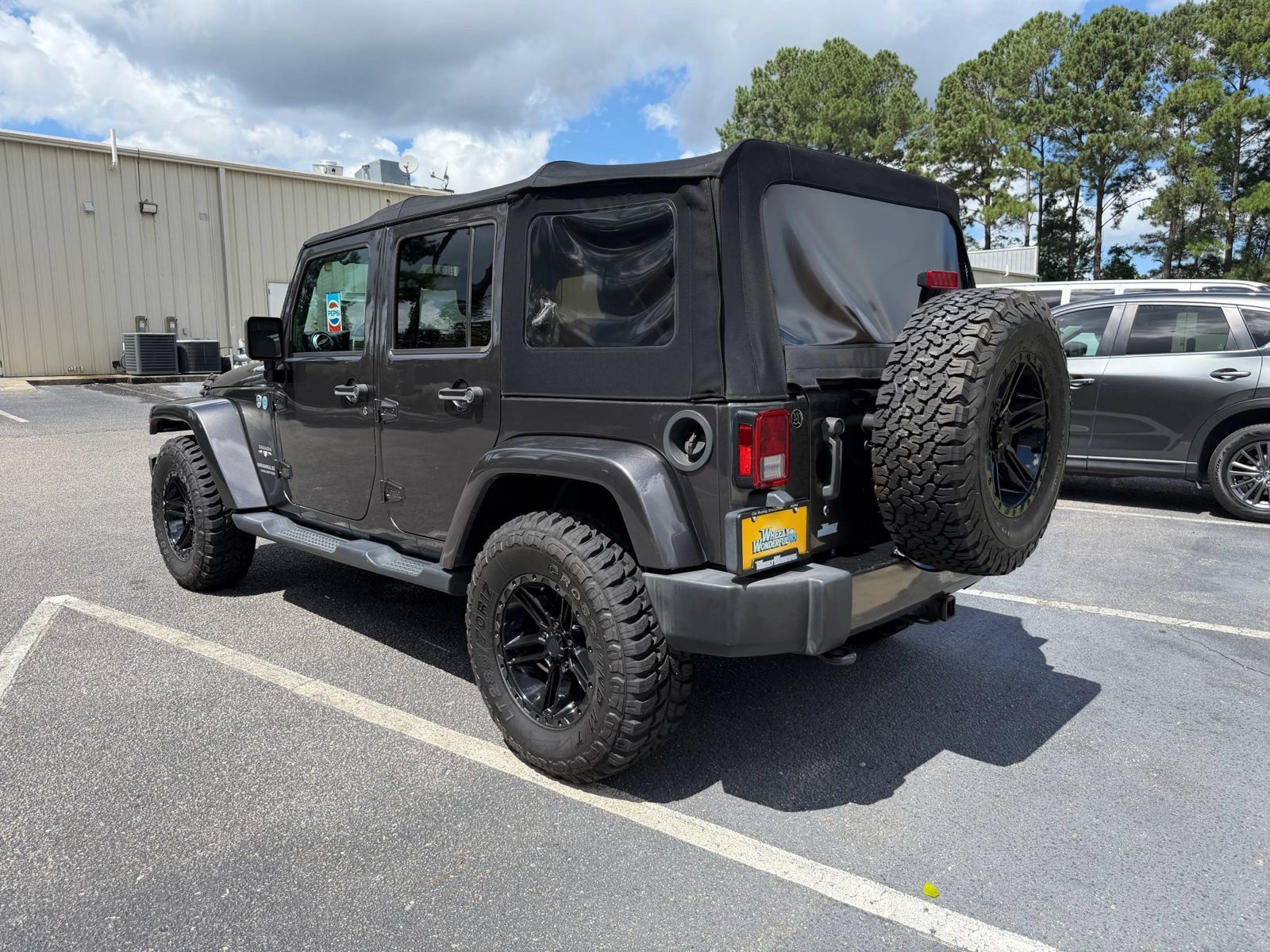 Used 2017 Jeep Wrangler Unlimited Sahara w/ Max Tow Package AWD/4WD image 6