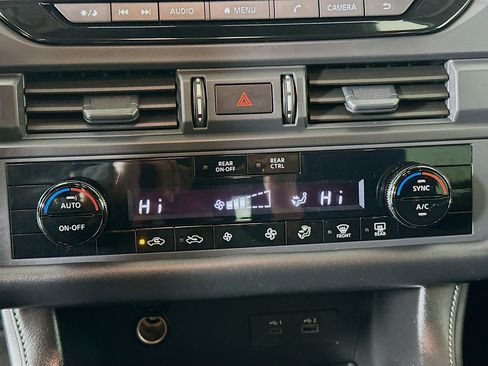 Used 2024 Nissan Pathfinder S image 23