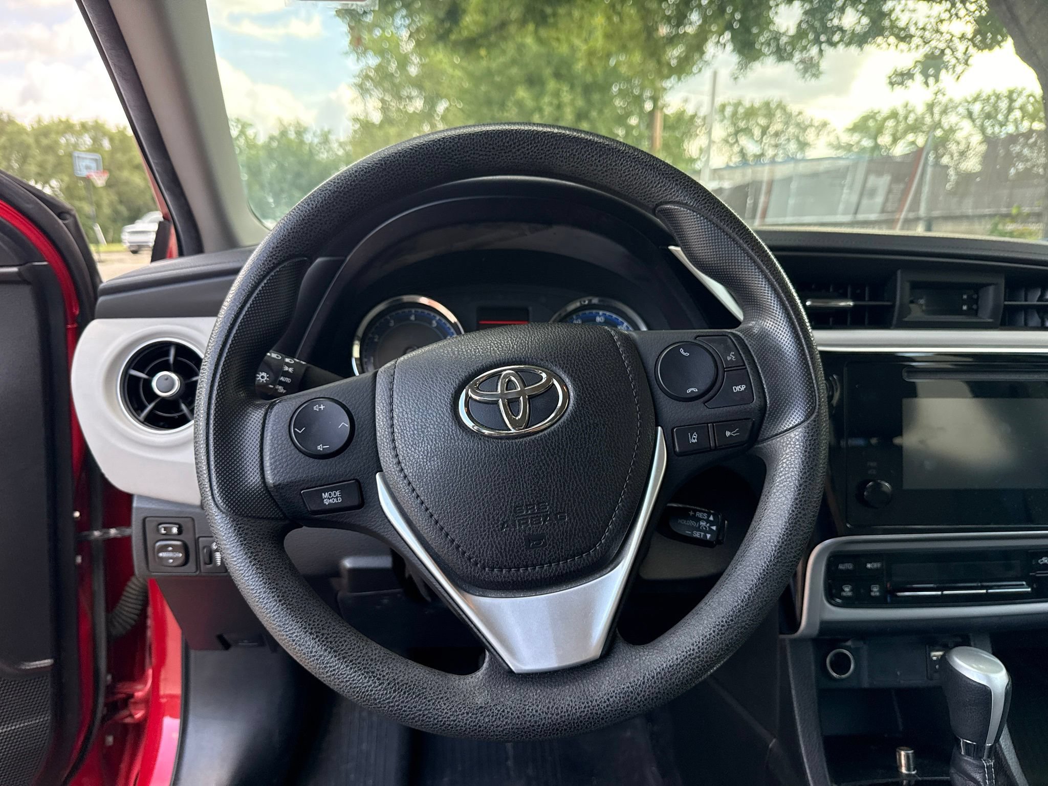 Used 2018 Toyota Corolla LE FWD image 17