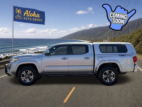 Used 2017 Toyota Tacoma TRD Sport RWD image 2