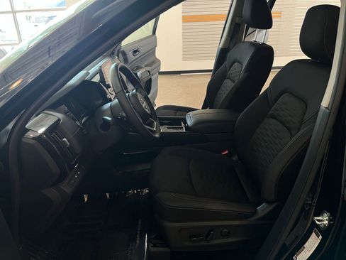 Used 2025 Nissan Pathfinder SV image 28