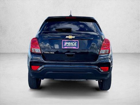 Used 2022 Chevrolet Trax LS image 4