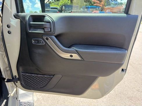 Used 2018 Jeep Wrangler Unlimited Sahara AWD/4WD image 9