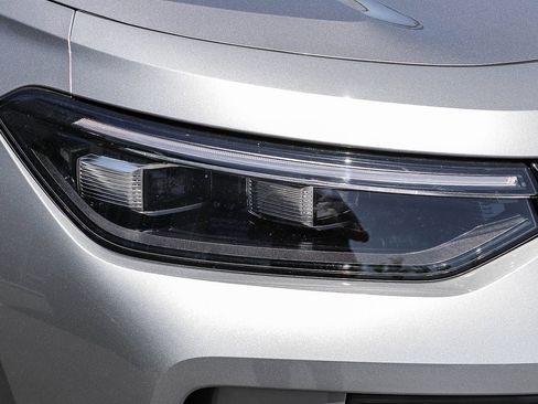 Used 2026 Volkswagen Tiguan SE FWD image 4