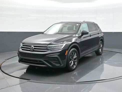 Used 2023 Volkswagen Tiguan SE w/ Panoramic Sunroof Package AWD/4WD image 3