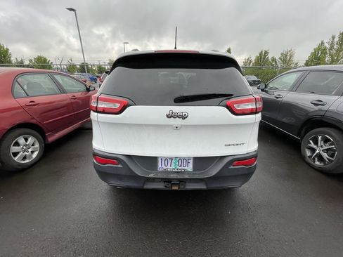 Used 2016 Jeep Cherokee Sport w/ Trailer Tow Group FWD image 3