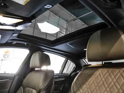 Used 2019 BMW M550i xDrive image 30