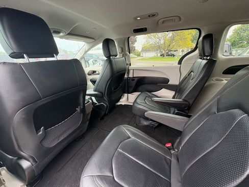 Used 2019 Chrysler Pacifica Touring-L FWD image 24