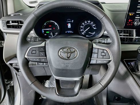 Used 2023 Toyota Sienna XLE AWD/4WD image 14