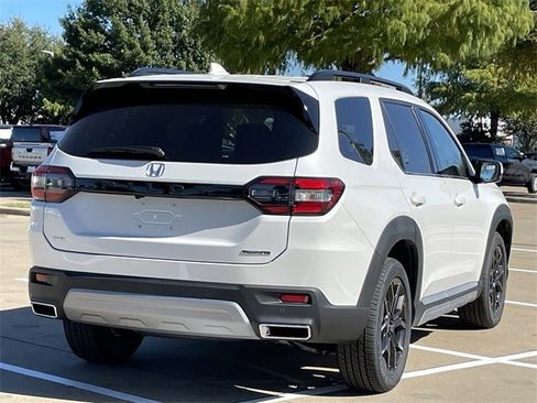 New 2025 Honda Pilot Touring image 4