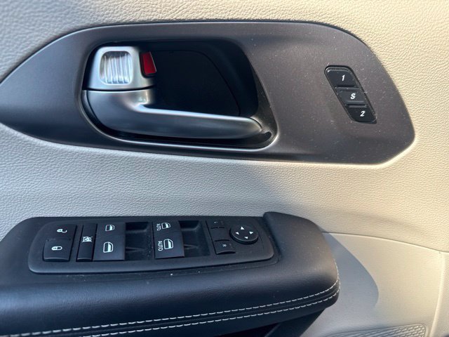 Used 2023 Chrysler Pacifica Touring-L AWD/4WD image 14