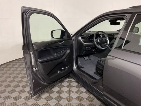 Used 2023 Jeep Grand Cherokee Altitude AWD/4WD image 20