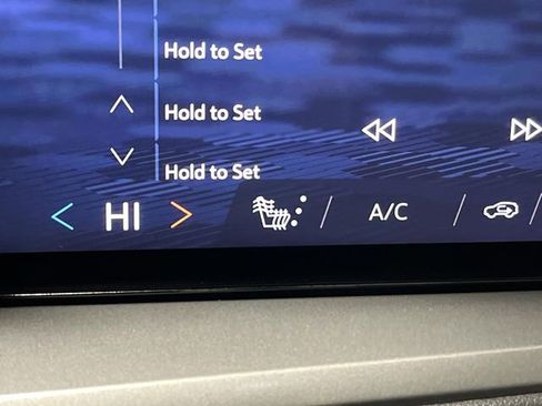 Used 2024 Chevrolet Traverse LT w/ Midnight/Sport Edition image 8