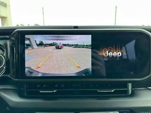Certified 2025 Jeep Gladiator Sport AWD/4WD image 16