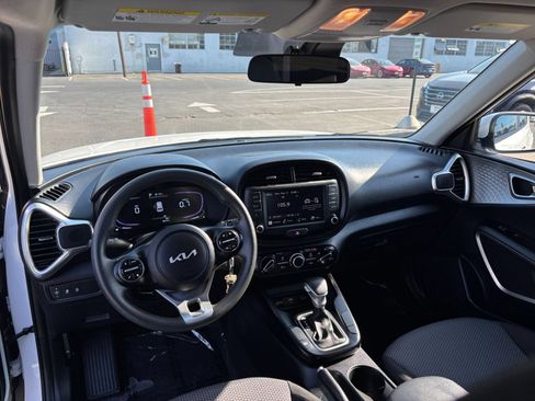 Used 2025 Kia Soul LX w/ LX Technology Package FWD image 34