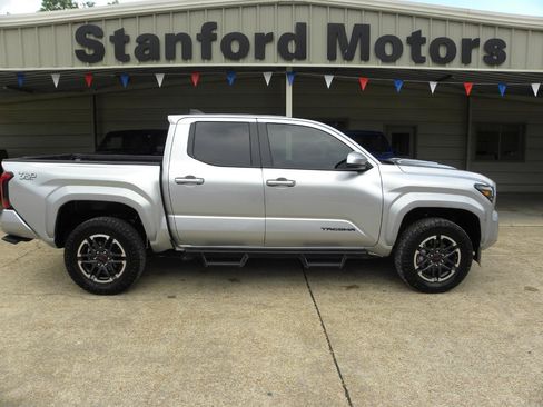 Used 2024 Toyota Tacoma 4x4 Double Cab image 3