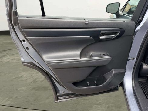 Used 2020 Toyota Highlander XLE FWD image 28