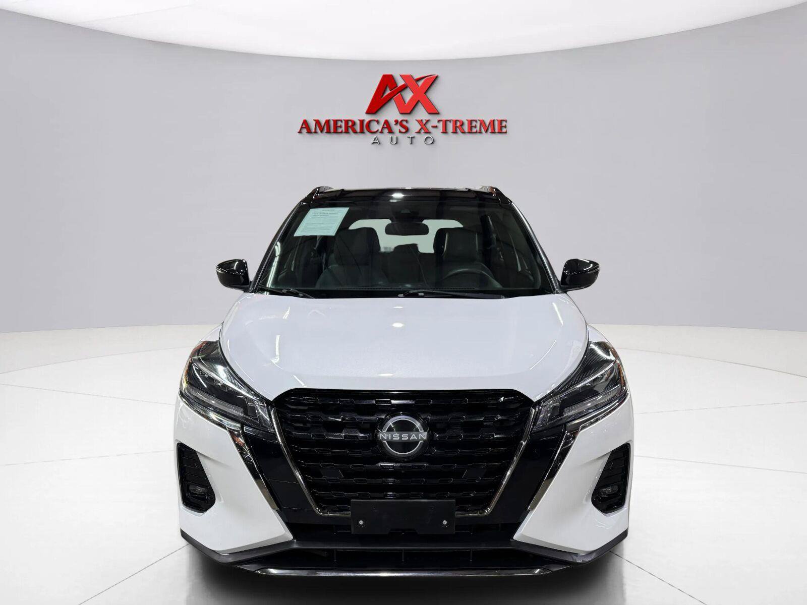 Used 2023 Nissan Kicks SR w/ SR Premium Package FWD image 4