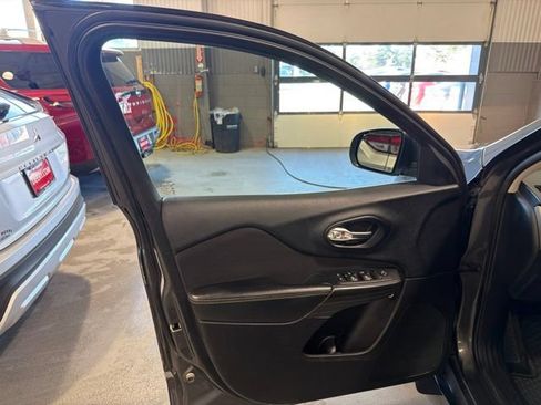 Used 2015 Jeep Cherokee Latitude w/ Cold Weather Group AWD/4WD image 18