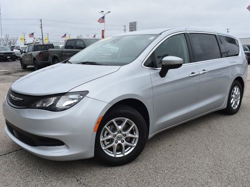 Used 2023 Chrysler Voyager LX image 13