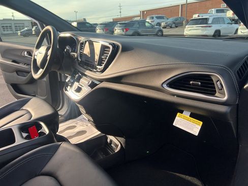 New 2026 Chrysler Pacifica Select w/ S Appearance Package image 12