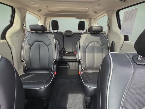 Used 2023 Chrysler Pacifica Limited image 10