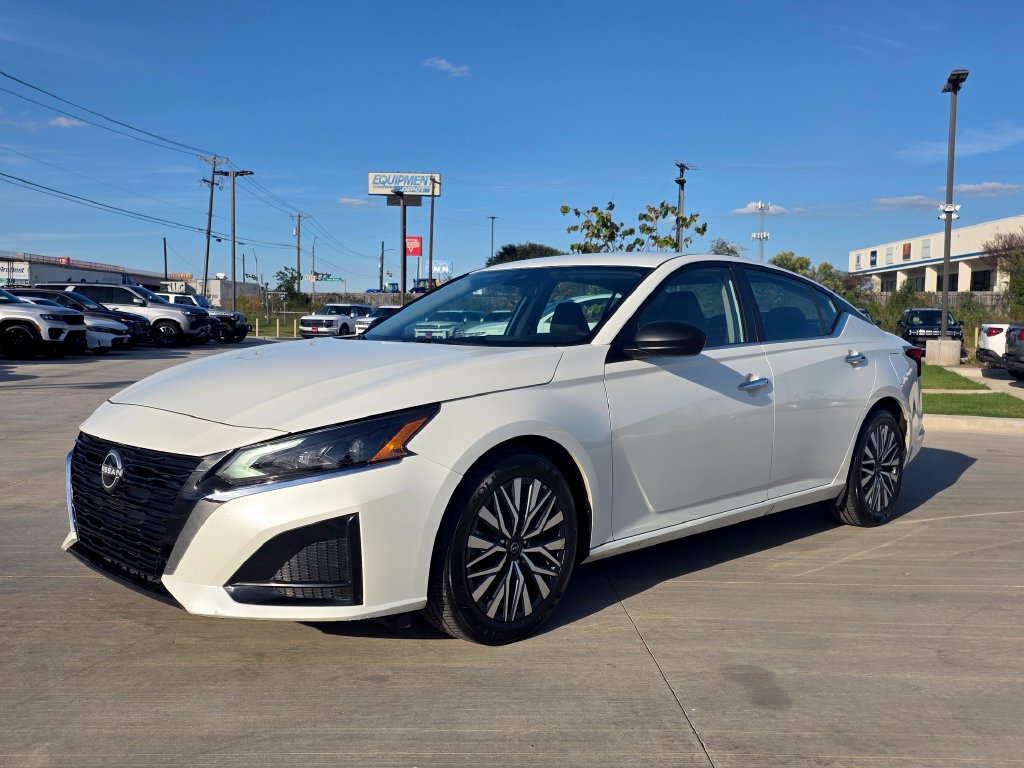 Used 2024 Nissan Altima 2.5 SV FWD image 3