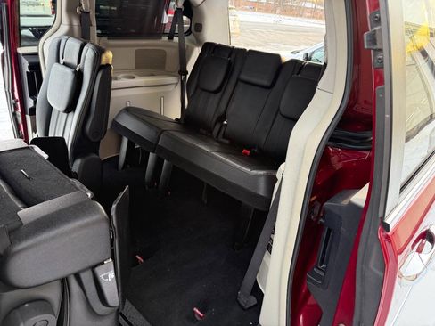 Used 2016 Chrysler Town & Country Touring w/ Driver Convenience Group image 16