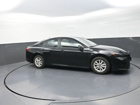 Used 2025 Toyota Camry LE image 21