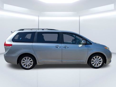 Used 2014 Toyota Sienna Limited w/ Limited Premium Package FWD image 3