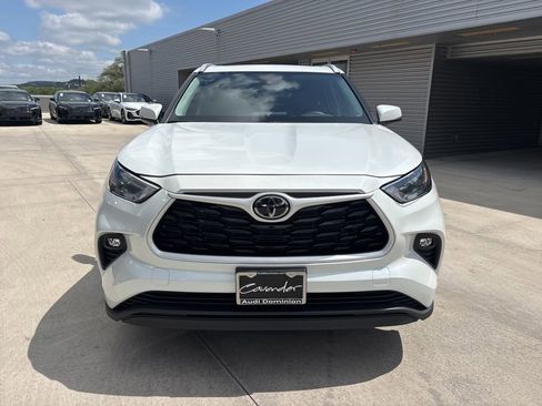 Used 2025 Toyota Highlander XLE FWD image 2