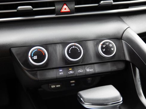 Used 2025 Hyundai Elantra SE image 14