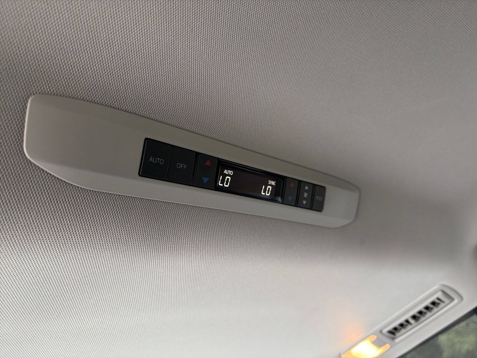 Used 2025 Toyota Sienna XLE FWD image 24